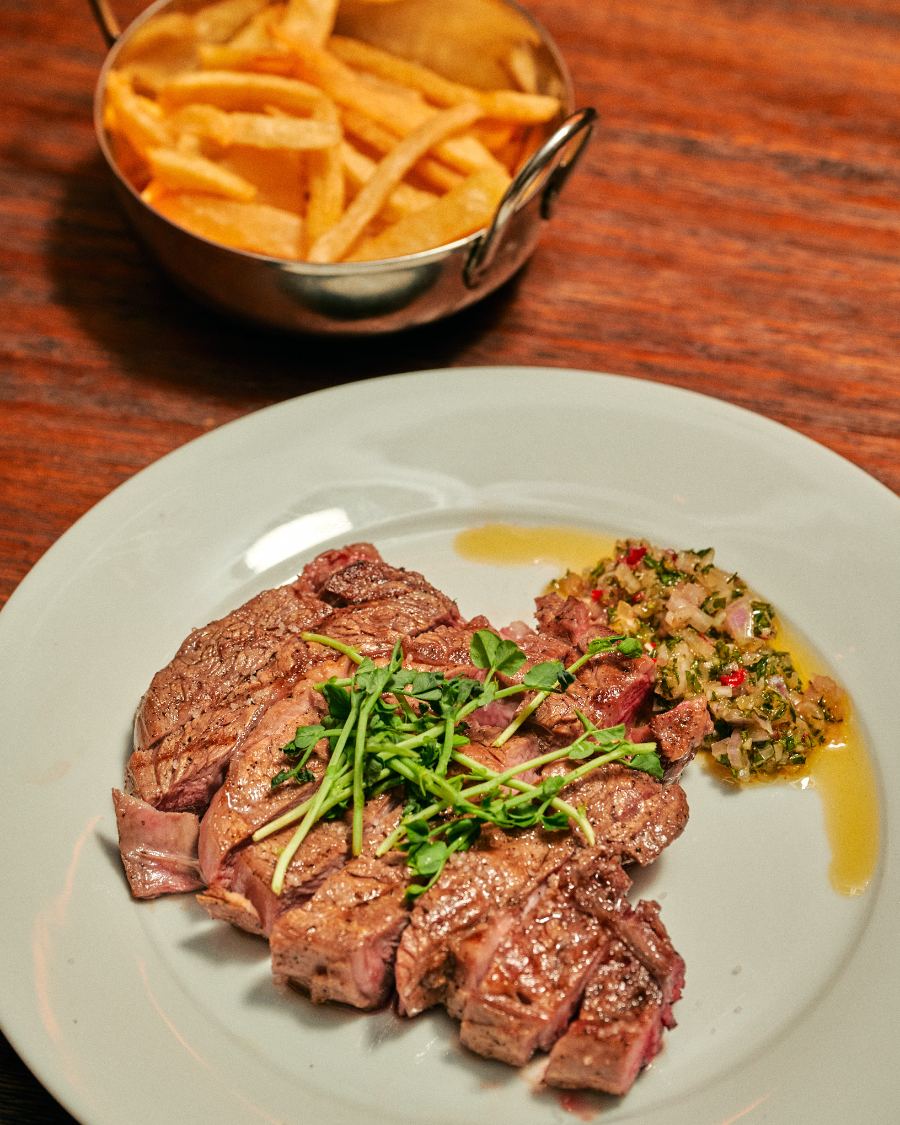 Pièce de bœuf tranchée, sauce aux herbes, frites