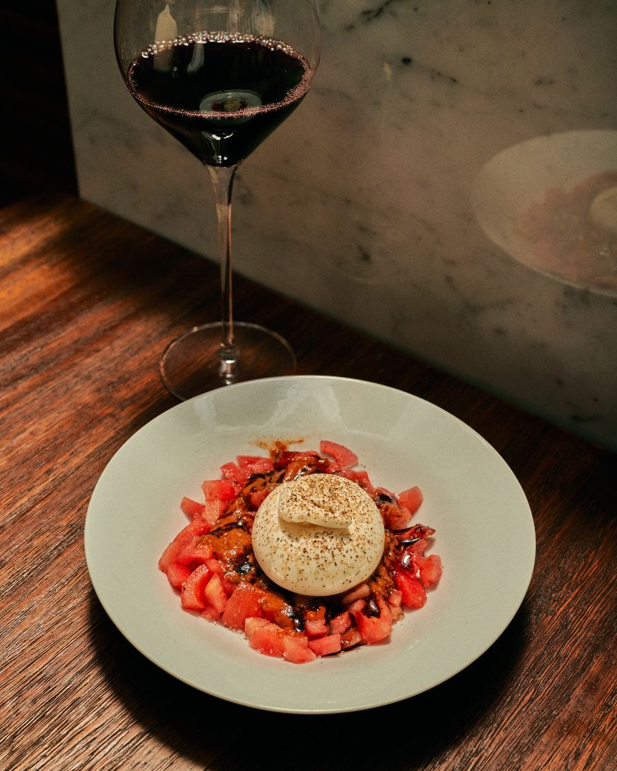 Burrata sur tomates, verre de vin rouge
