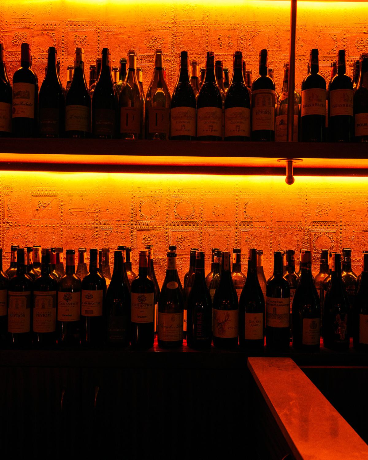 Les étagères de la cave, bouteilles rétroéclairées