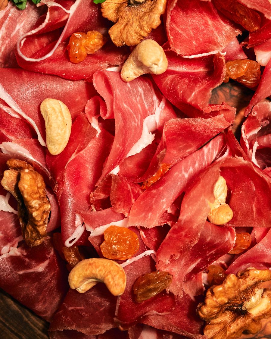 Jambon tranché, noix de cajou et raisins secs