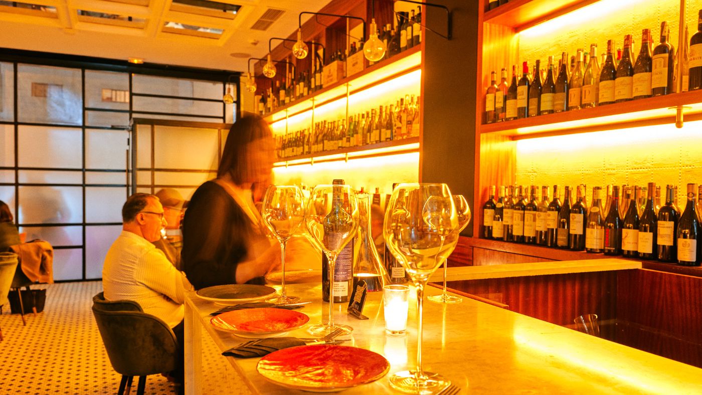 Le comptoir, verres à vin et bouteilles rétroéclairées